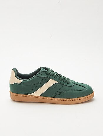 Lage sneakers met contrasterende vlakken