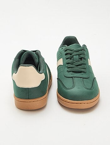 Lage sneakers met contrasterende vlakken