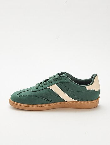 Lage sneakers met contrasterende vlakken