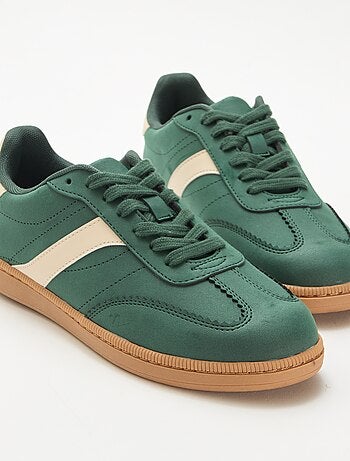 Lage sneakers met contrasterende vlakken