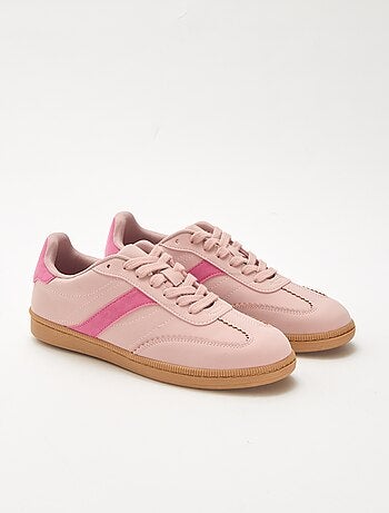 Lage sneakers met contrasterende vlakken
