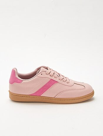 Lage sneakers met contrasterende vlakken
