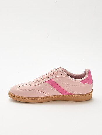 Lage sneakers met contrasterende vlakken
