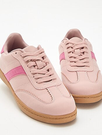 Lage sneakers met contrasterende vlakken