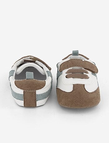 Lage sneakers met klittenband- en vetersluiting