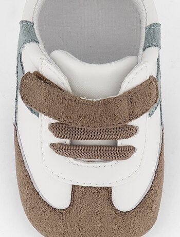 Lage sneakers met klittenband- en vetersluiting