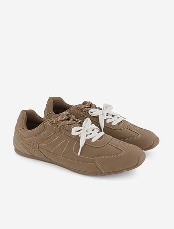 Lage sneakers met tweekleurige veters