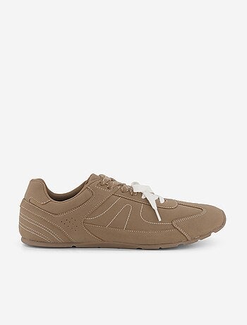Lage sneakers met tweekleurige veters