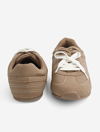 Lage sneakers met tweekleurige veters