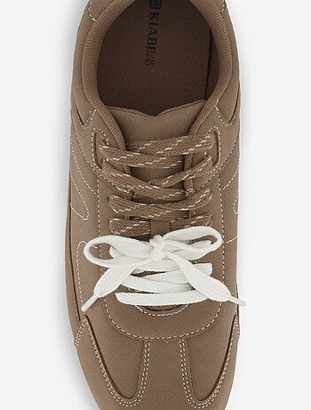 Lage sneakers met tweekleurige veters