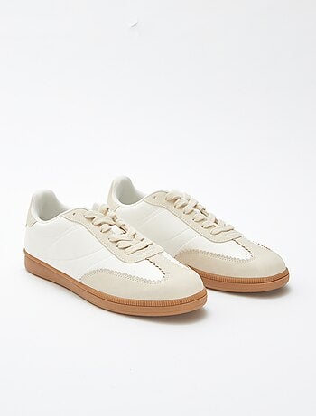 Lage sneakers met veters