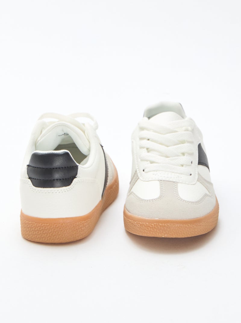 Lage sneakers van suède met contrasterend inzetstuk Wit - Kiabi