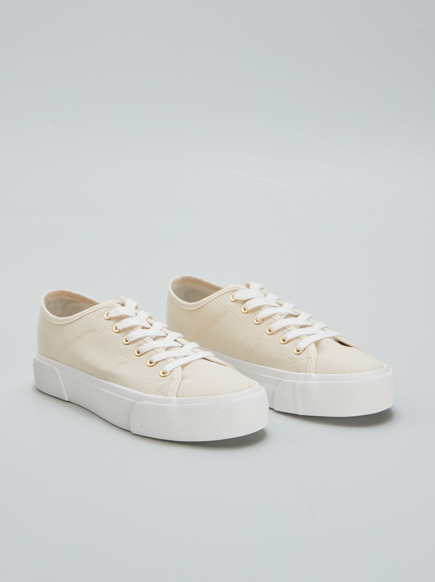 Lage stoffen sneakers met plateauzool