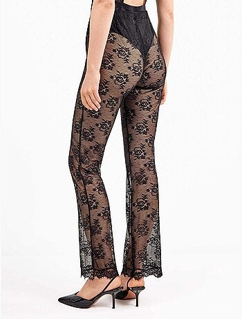 Lange elastische broek van delicate en transparante bloemenkant