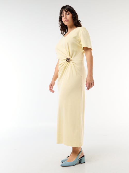 Lange geplooide jurk met goudkleurig sieraad - Kiabi