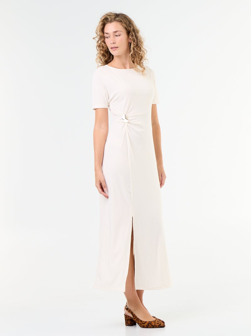 Lange jurk met geplooide pasvorm en gehamerde goudkleurige broche. Wit - Kiabi