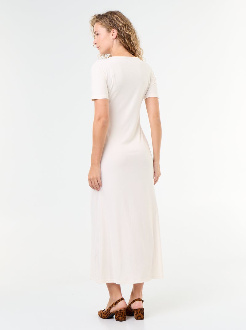 Lange jurk met geplooide pasvorm en gehamerde goudkleurige broche. Wit - Kiabi