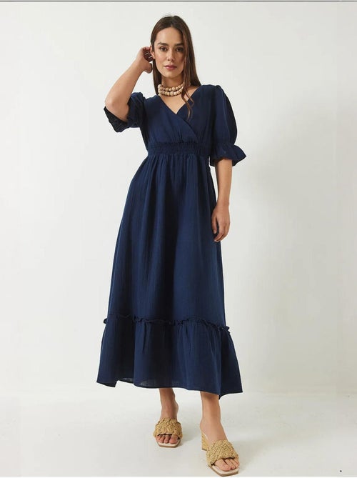 Lange jurk met wikkelhals en elastische taille en mouwen lucci - Kiabi Lange jurk met wikkelhals en elastische taille en mouwen lucci - Kiabi