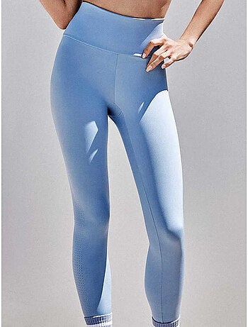 Lange legging gemaakt van vormgevend materiaal dat definieert en styliseert