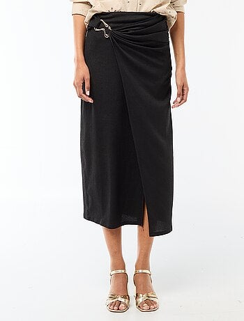 Lange rok met goudkleurige gesp in de taille