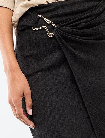 Lange rok met goudkleurige gesp in de taille