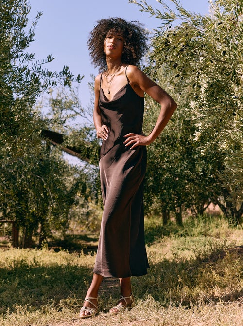 Lange satijnen jurk met fijne schouderbandjes - Kiabi