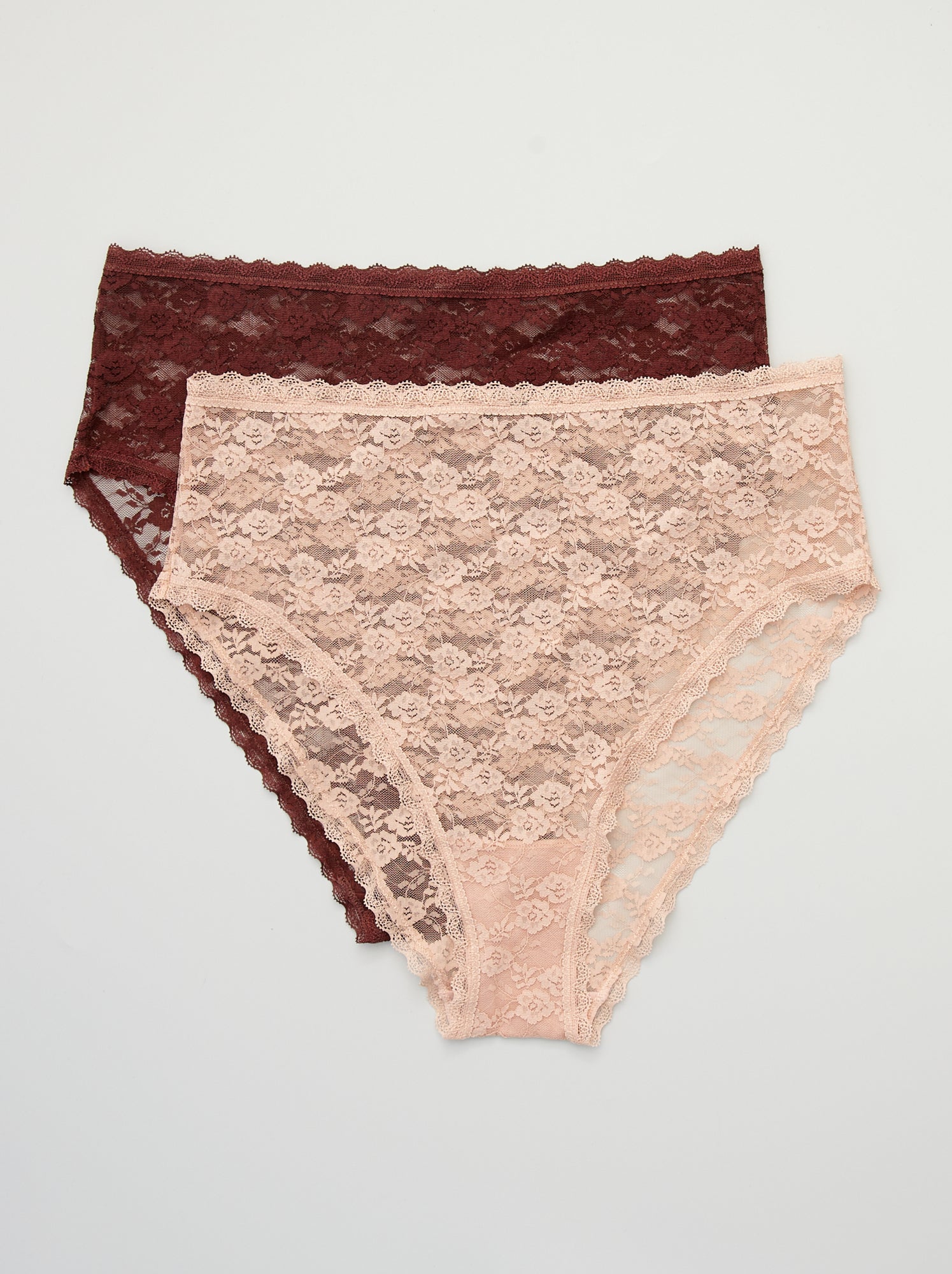 Culotte haute en dentelle sale