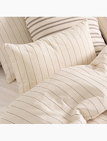 Lot de deux housses de coussin en coton à fils en relief, tissu texturé.
