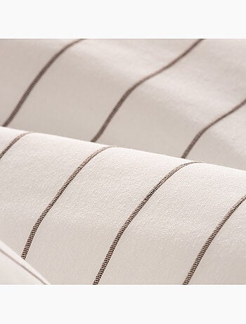 Lot de deux housses de coussin en coton à fils en relief, tissu texturé.