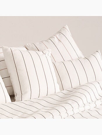 Lot de deux housses de coussin en coton à fils en relief, tissu texturé.
