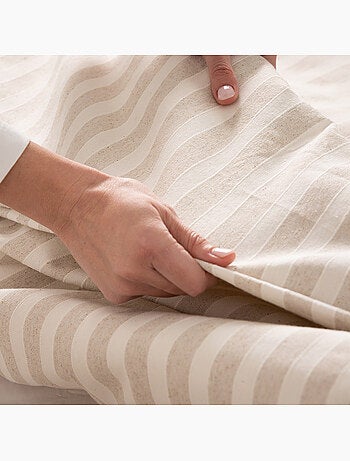 Lot de deux housses de coussin en coton à fils en relief, tissu texturé.