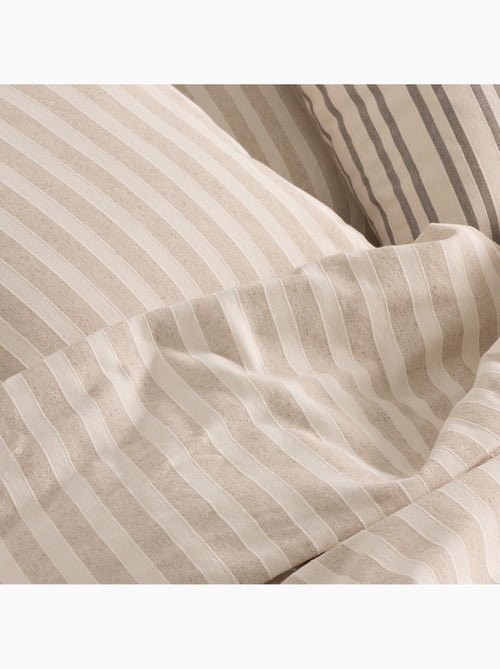Lot de deux housses de coussin en coton à fils en relief, tissu texturé. - Kiabi Lot de deux housses de coussin en coton à fils en relief, tissu texturé. - Kiabi