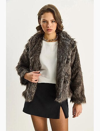 Manteau court à col ouvert en fausse fourrure lucci