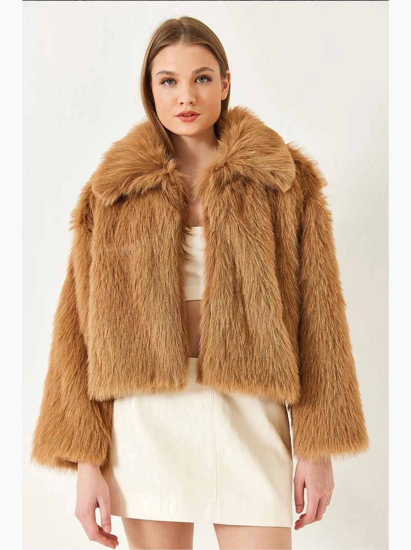 Manteau court en fausse fourrure à manches longues et à devant ouvert lucci Camel - Kiabi