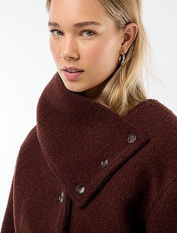 Manteau court en laine avec une écharpe amovible