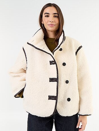 Manteau effet moutonné avec bords contrastés