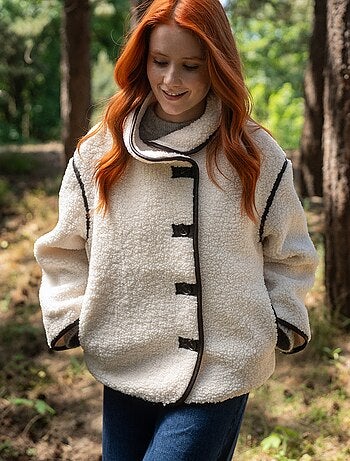 Manteau effet moutonné avec bords contrastés