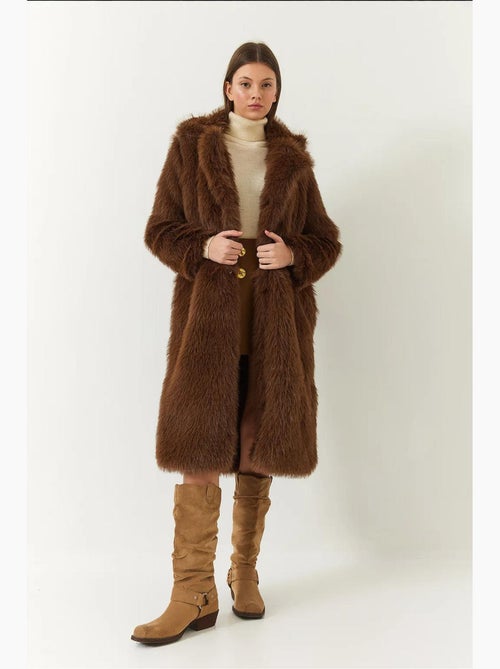 Manteau long en fausse fourrure à col châle lucci - Kiabi Manteau long en fausse fourrure à col châle lucci - Kiabi
