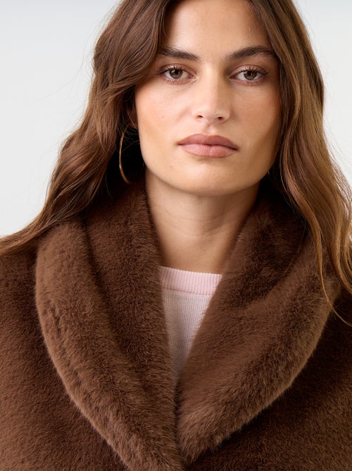 Manteau long en fausse fourrure - Kiabi Manteau long en fausse fourrure - Kiabi