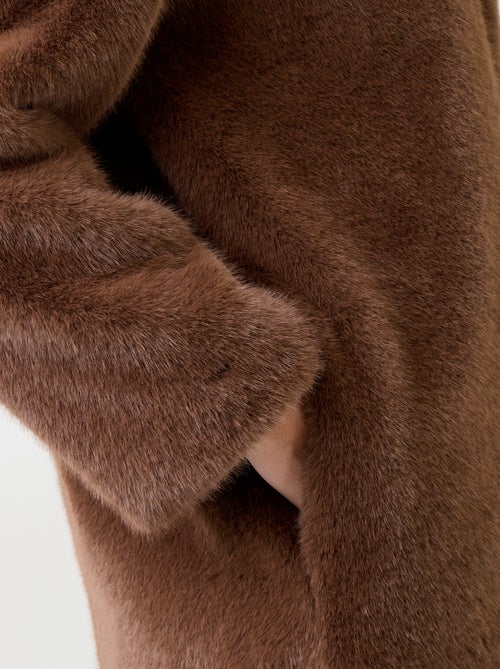 Manteau long en fausse fourrure - Kiabi Manteau long en fausse fourrure - Kiabi