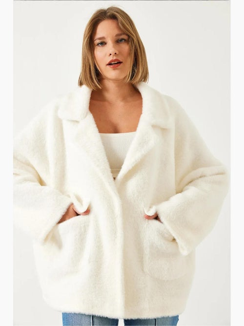 Manteau surdimensionné en fausse fourrure à double poche lucci - Kiabi Manteau surdimensionné en fausse fourrure à double poche lucci - Kiabi