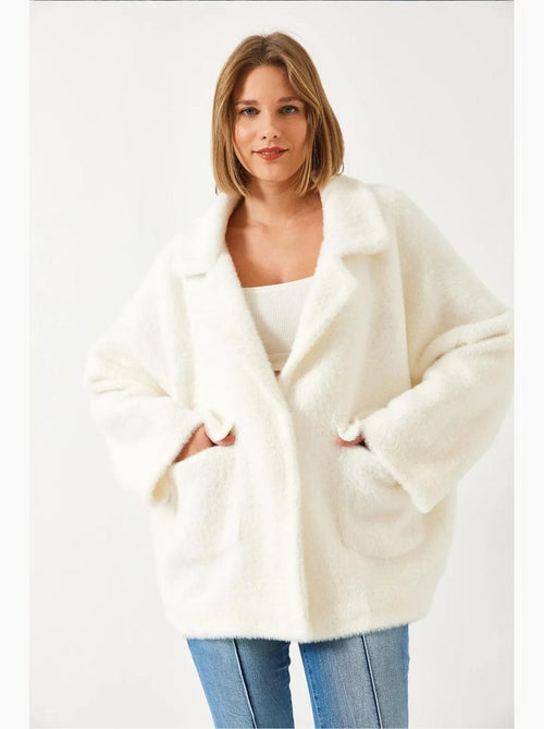 Manteau surdimensionné en fausse fourrure à double poche lucci - Kiabi Manteau surdimensionné en fausse fourrure à double poche lucci - Kiabi