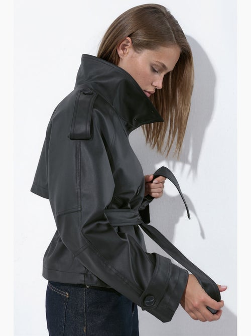 Manteau trench court en simili cuir hiccup - Kiabi Manteau trench court en simili cuir hiccup - Kiabi