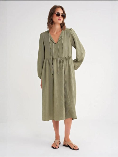 Midi-jurk met v-hals en striksluiting mixray - Kiabi Midi-jurk met v-hals en striksluiting mixray - Kiabi