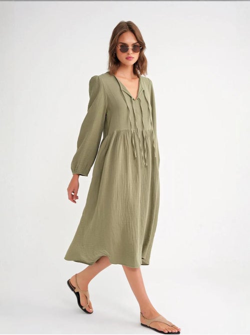 Midi-jurk met v-hals en striksluiting mixray - Kiabi Midi-jurk met v-hals en striksluiting mixray - Kiabi
