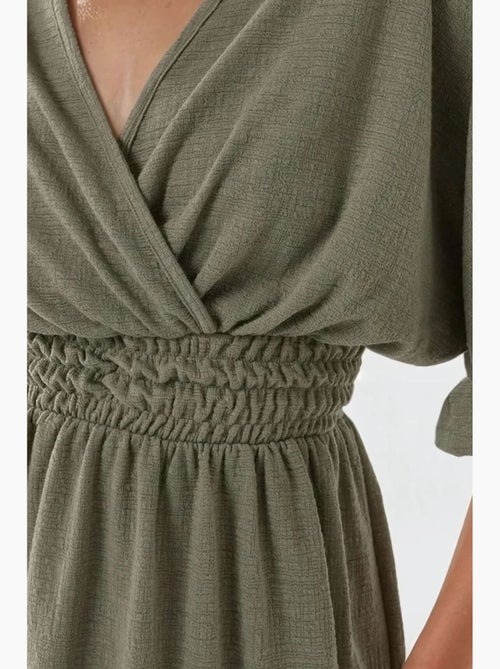 Mini-jurk met v-hals en textuur hiccup - Kiabi Mini-jurk met v-hals en textuur hiccup - Kiabi