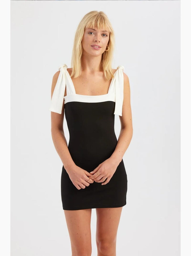 Mini-jurk met vierkante hals en blokkleurige details en strikdetail hiccup Zwart - Kiabi