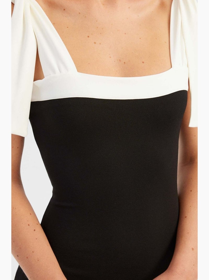 Mini-jurk met vierkante hals en blokkleurige details en strikdetail hiccup Zwart - Kiabi