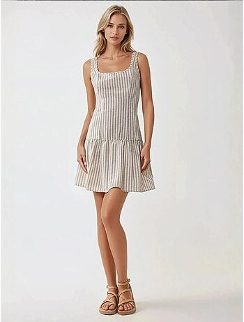 Mini-robe ajustée à col carré