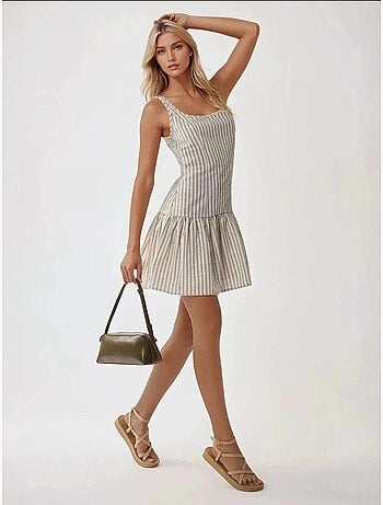 Mini-robe ajustée à col carré